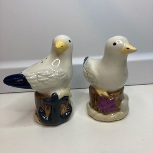 Vintage pair of seagulls porcelain salt and pepper shaker marine decorative